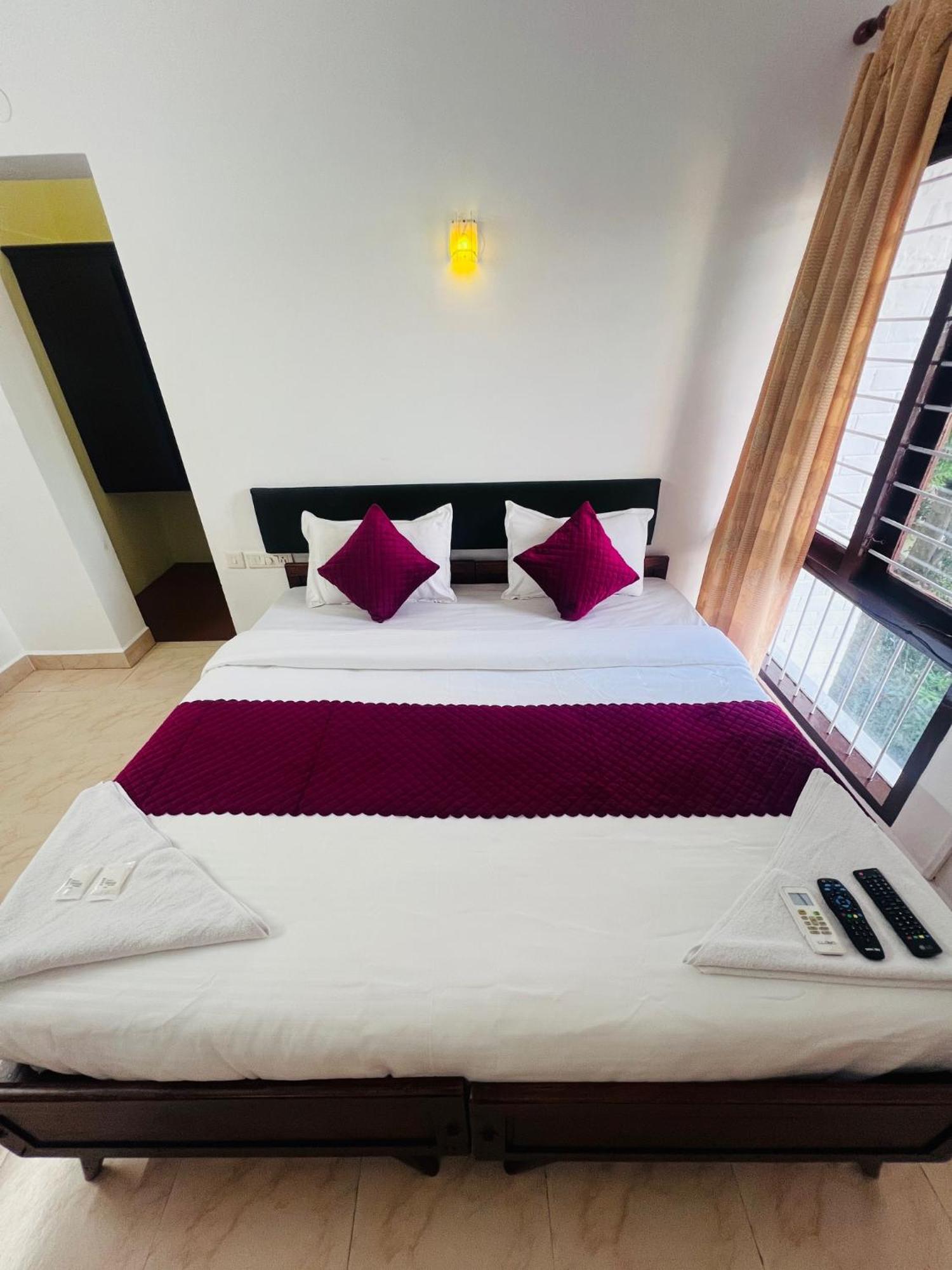 Hotel Sunday - Townhouse Club Airport Trivandrum Thiruvananthapuram Buitenkant foto