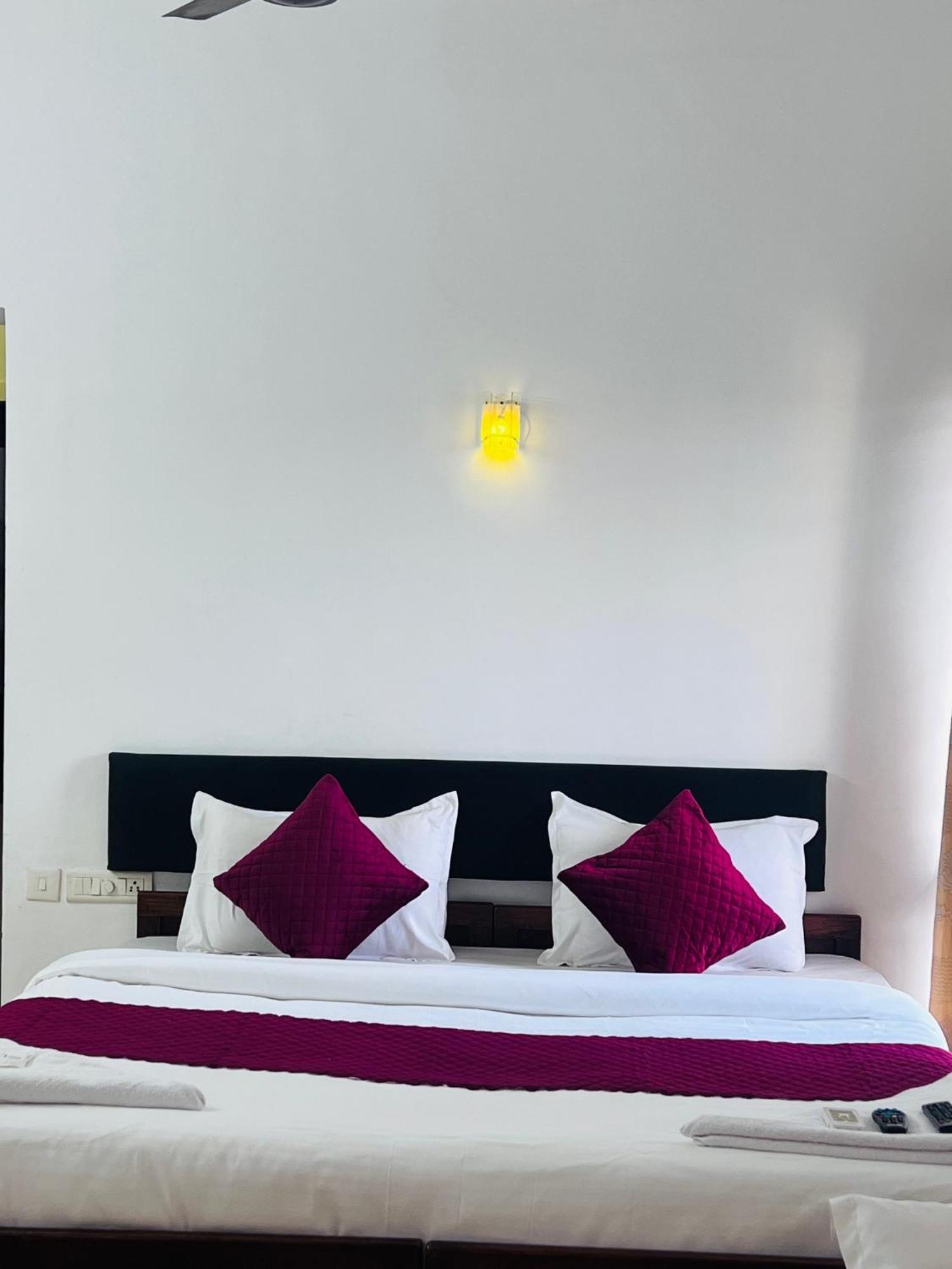 Hotel Sunday - Townhouse Club Airport Trivandrum Thiruvananthapuram Buitenkant foto