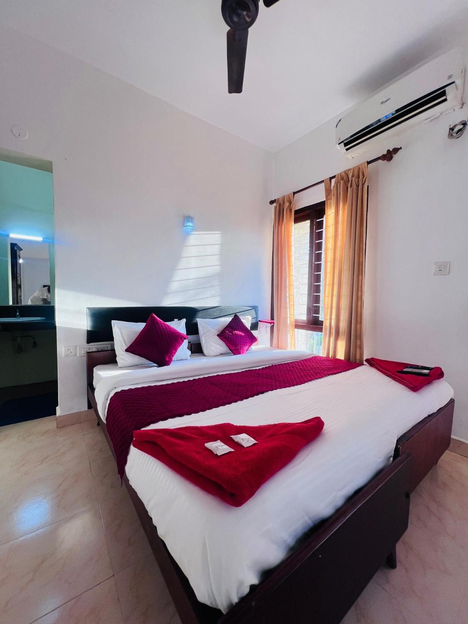Hotel Sunday - Townhouse Club Airport Trivandrum Thiruvananthapuram Buitenkant foto