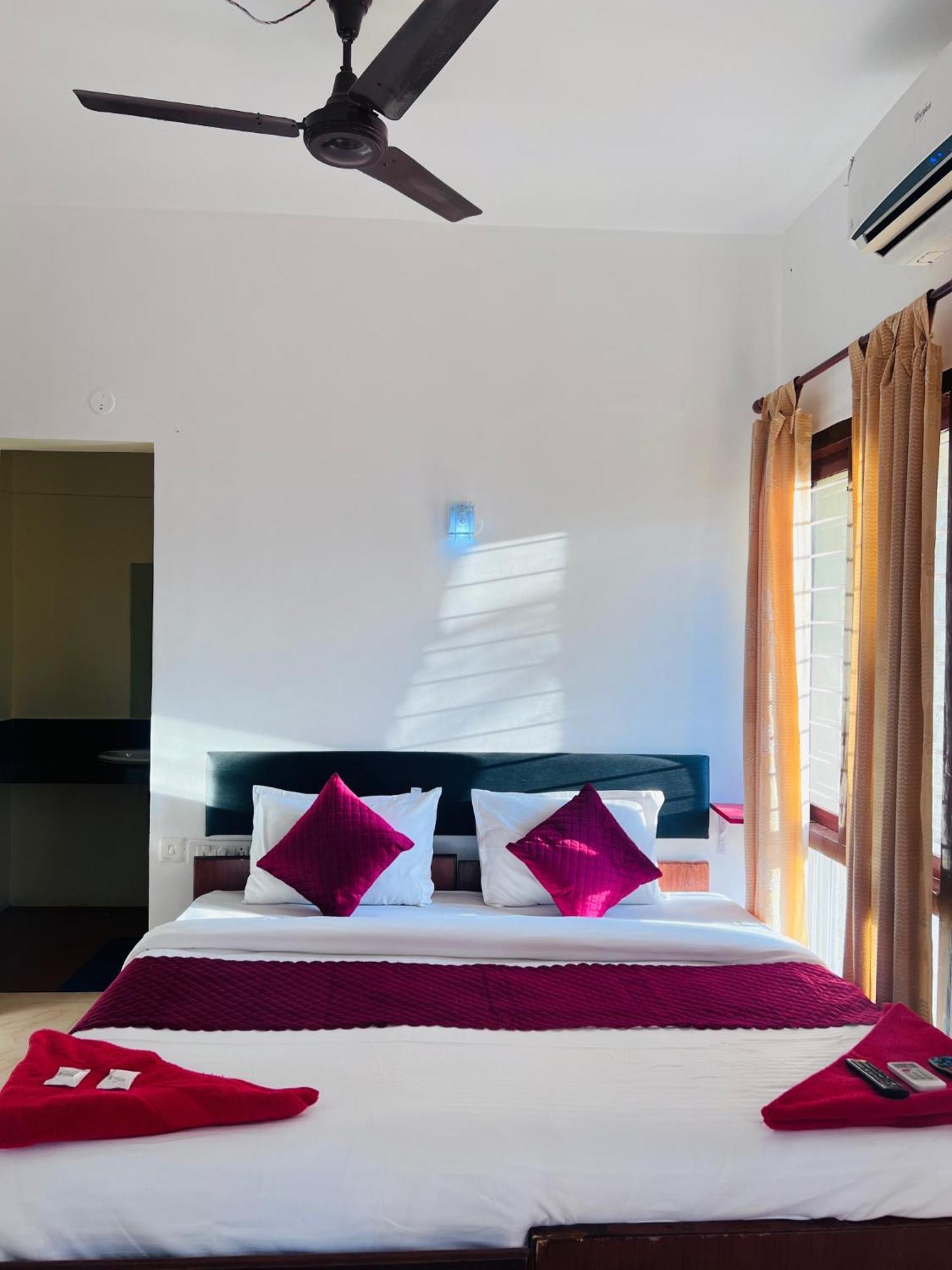 Hotel Sunday - Townhouse Club Airport Trivandrum Thiruvananthapuram Buitenkant foto