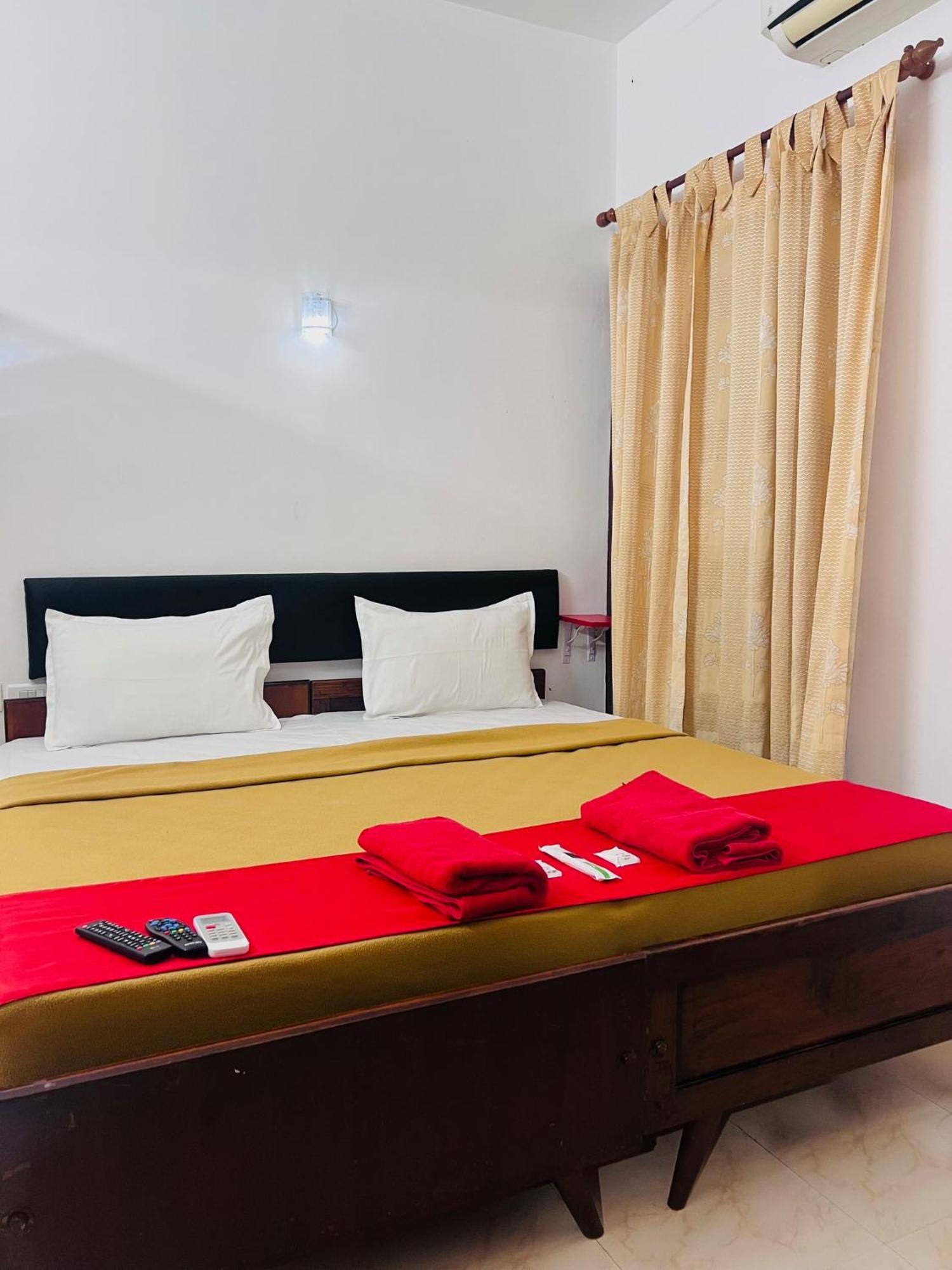 Hotel Sunday - Townhouse Club Airport Trivandrum Thiruvananthapuram Buitenkant foto