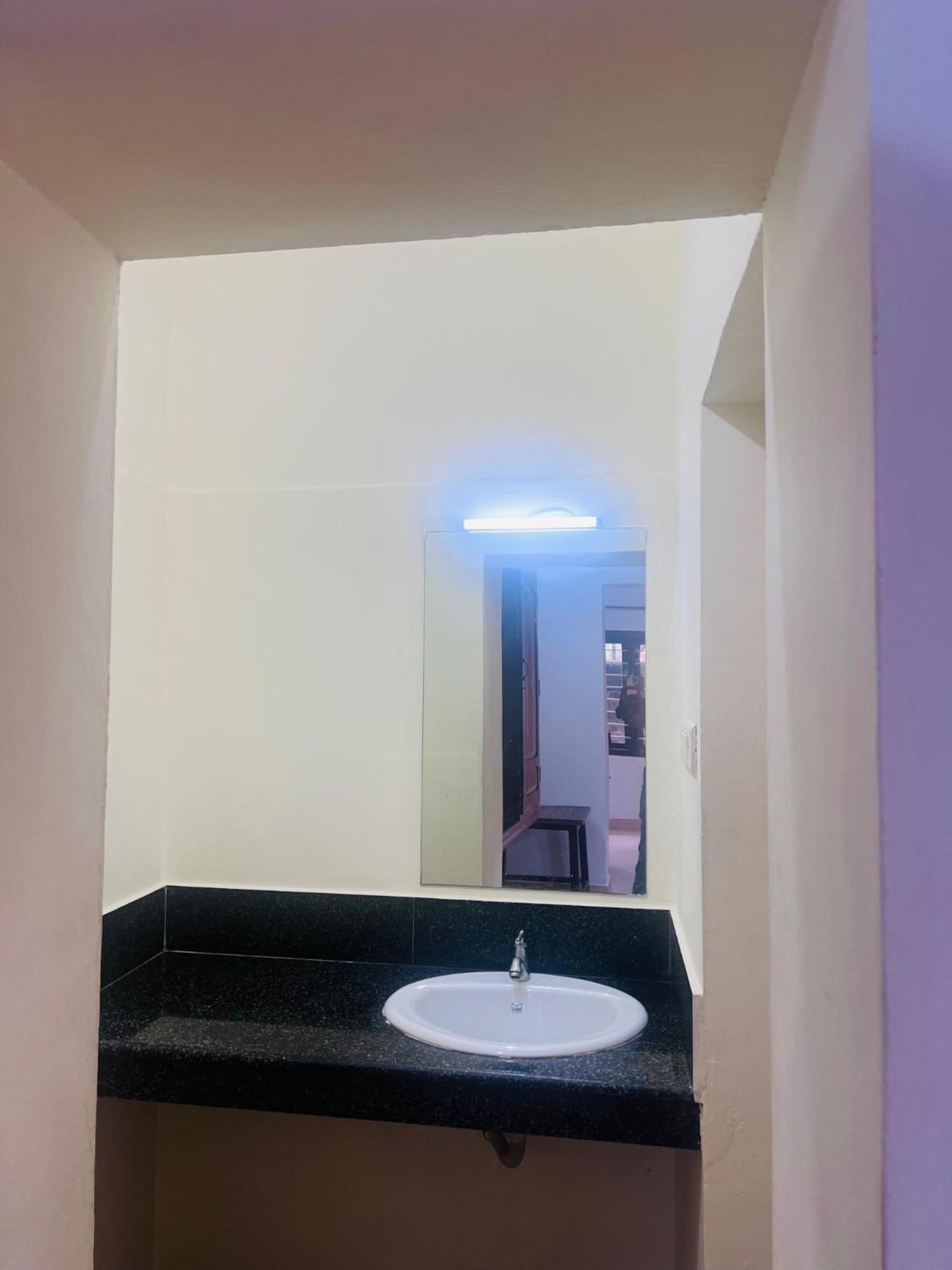 Hotel Sunday - Townhouse Club Airport Trivandrum Thiruvananthapuram Buitenkant foto