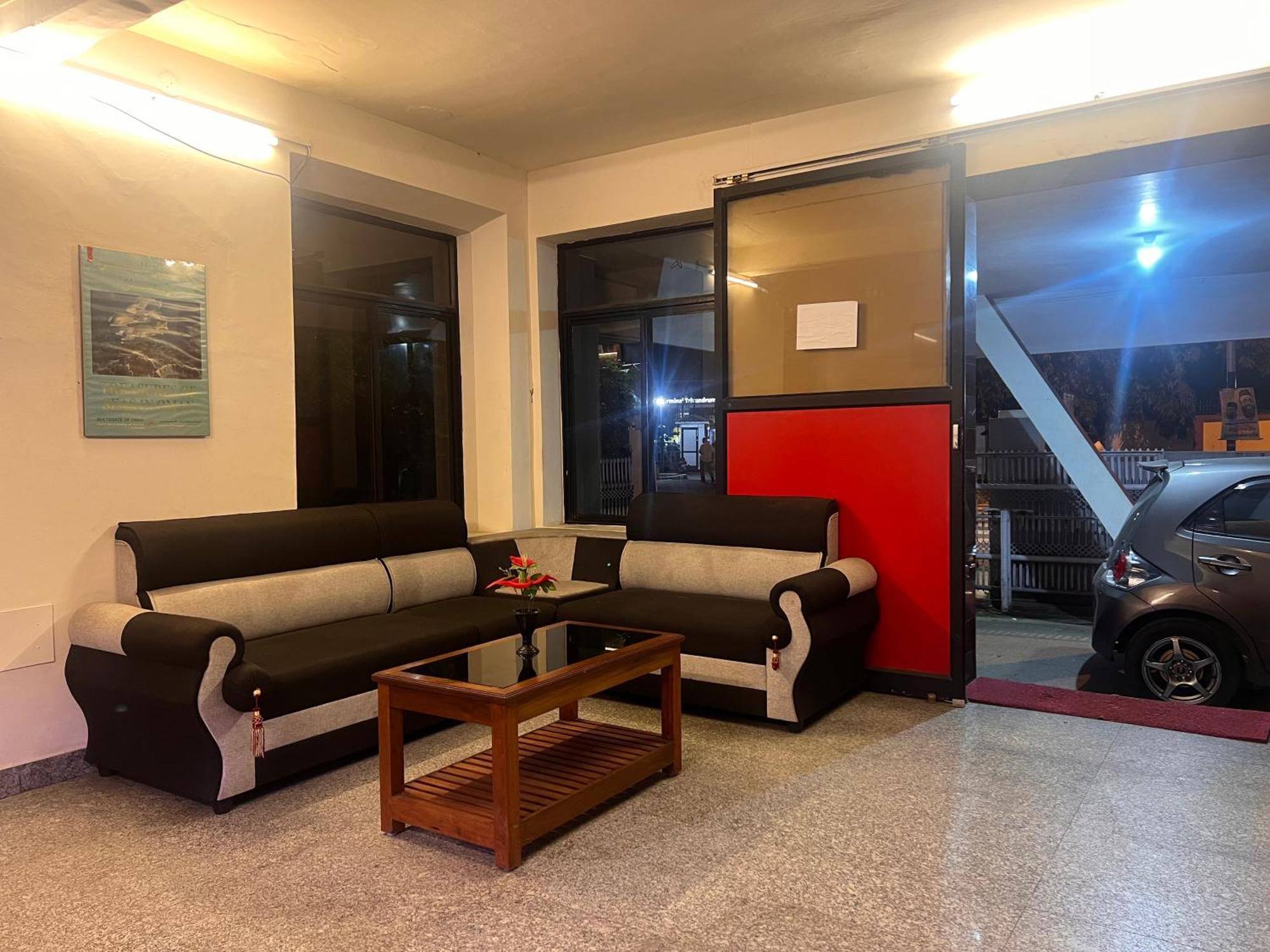 Hotel Sunday - Townhouse Club Airport Trivandrum Thiruvananthapuram Buitenkant foto