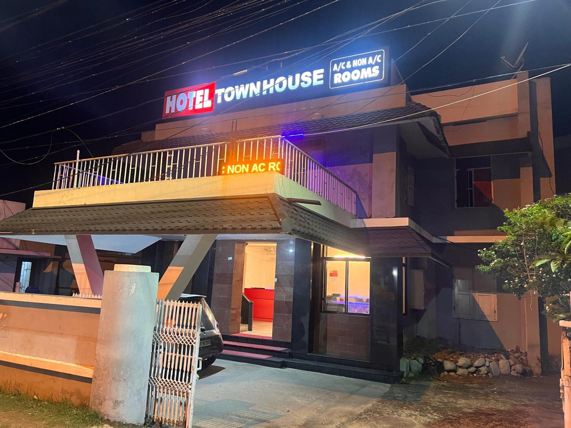 Hotel Sunday - Townhouse Club Airport Trivandrum Thiruvananthapuram Buitenkant foto