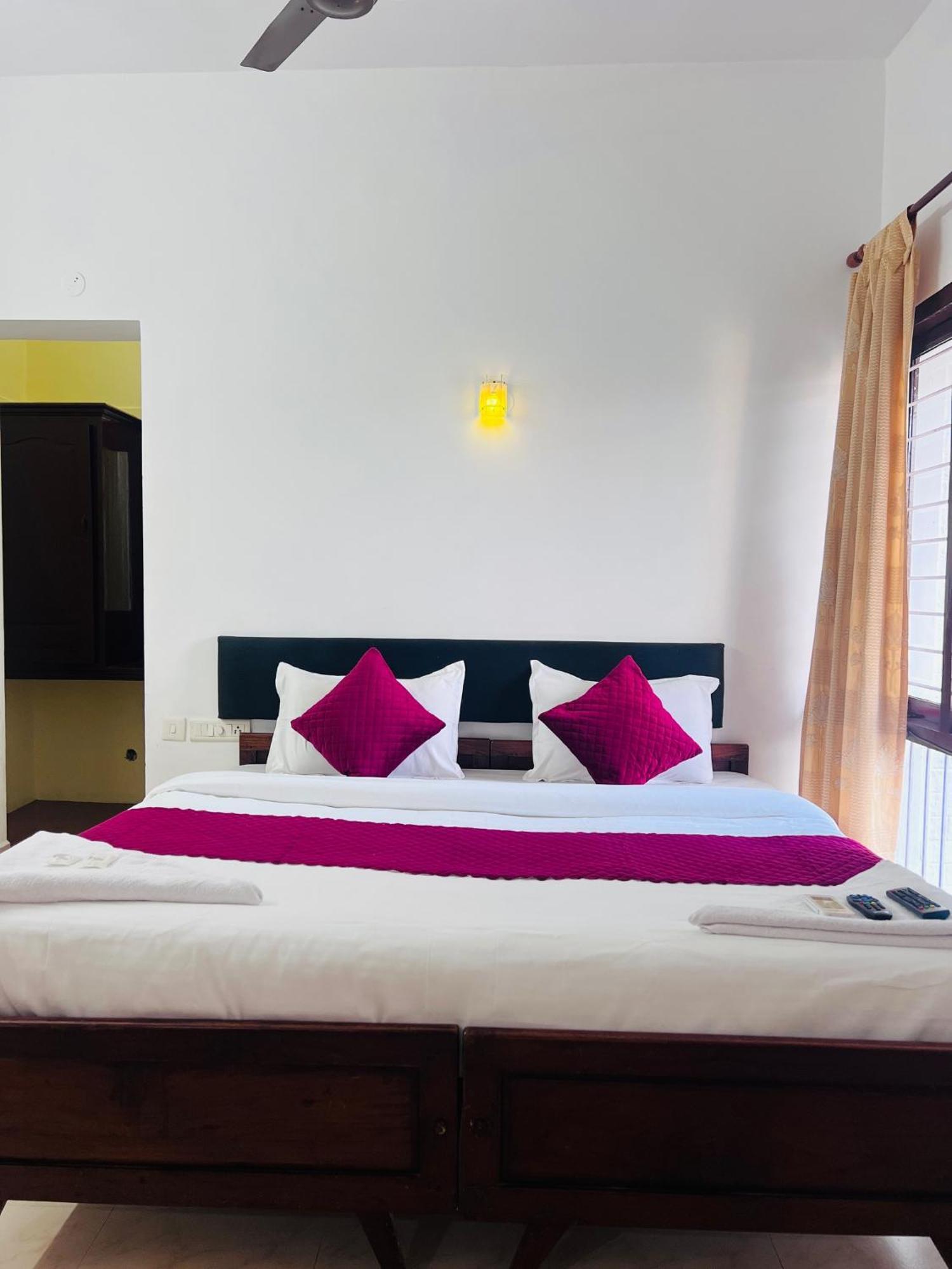 Hotel Sunday - Townhouse Club Airport Trivandrum Thiruvananthapuram Buitenkant foto