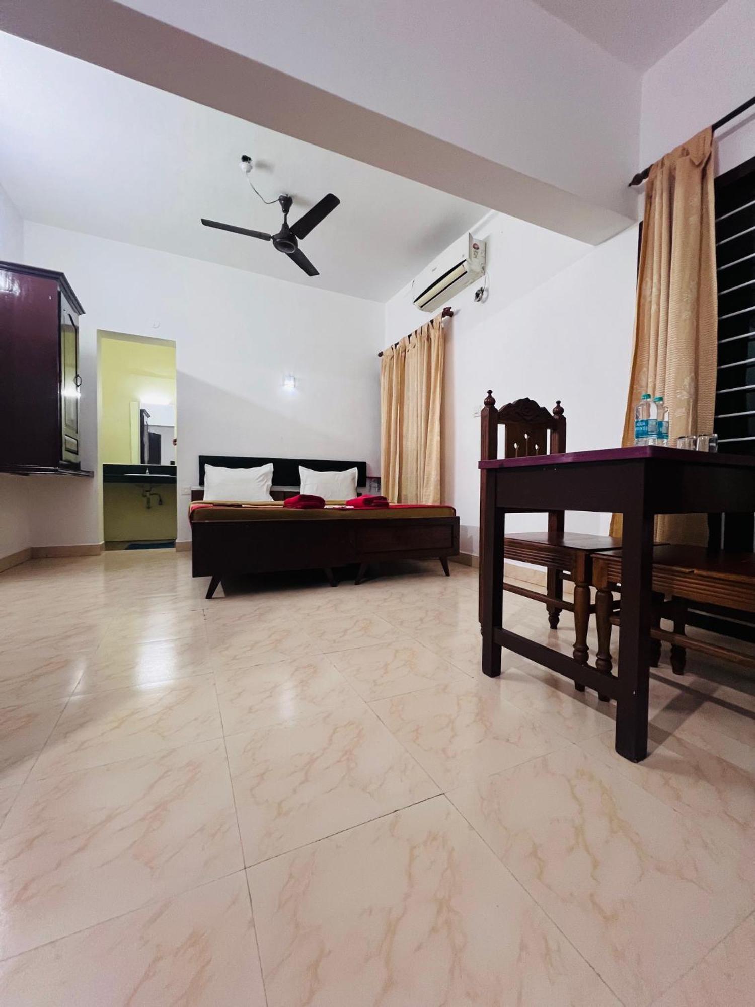 Hotel Sunday - Townhouse Club Airport Trivandrum Thiruvananthapuram Buitenkant foto