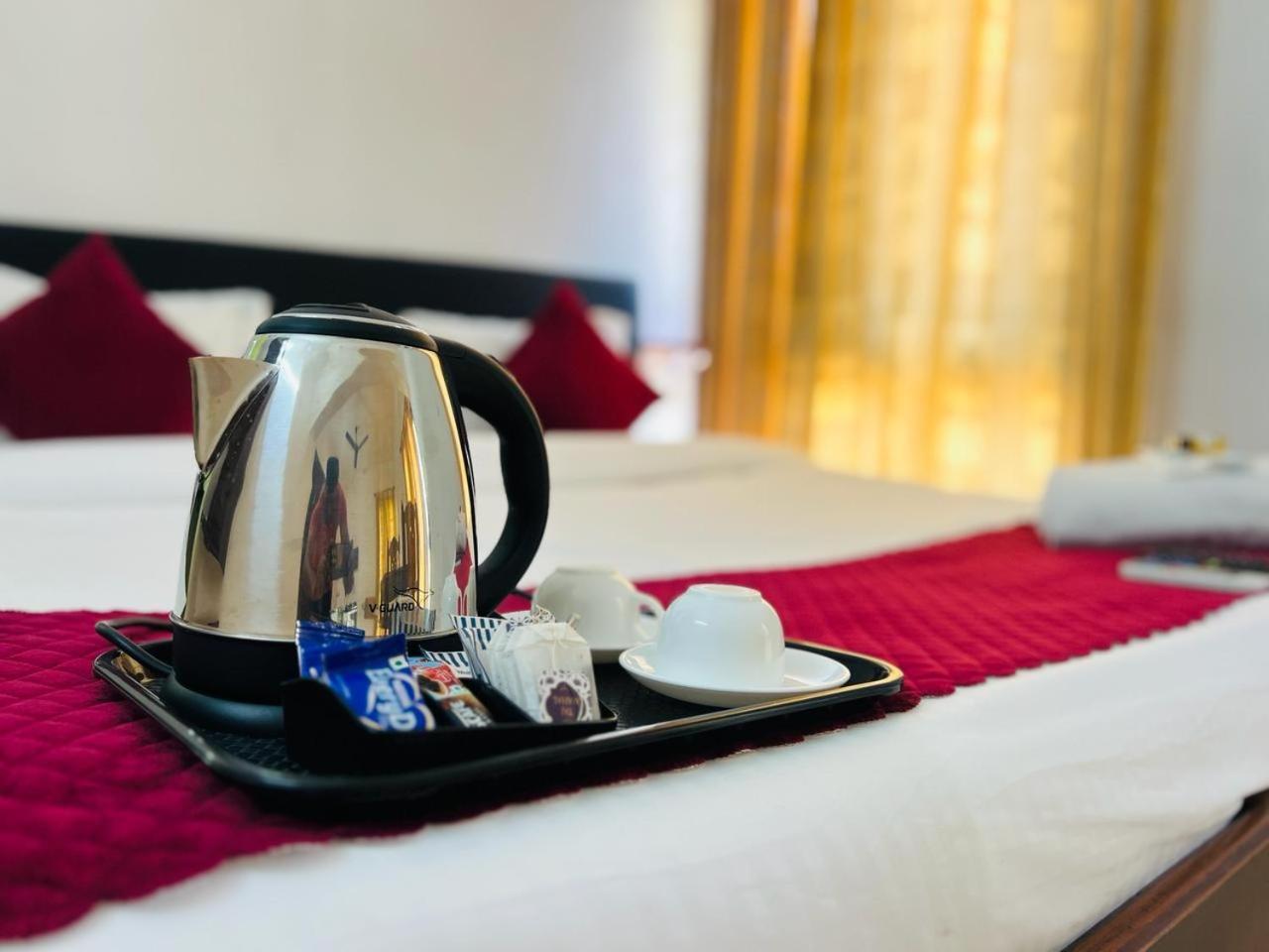 Hotel Sunday - Townhouse Club Airport Trivandrum Thiruvananthapuram Buitenkant foto