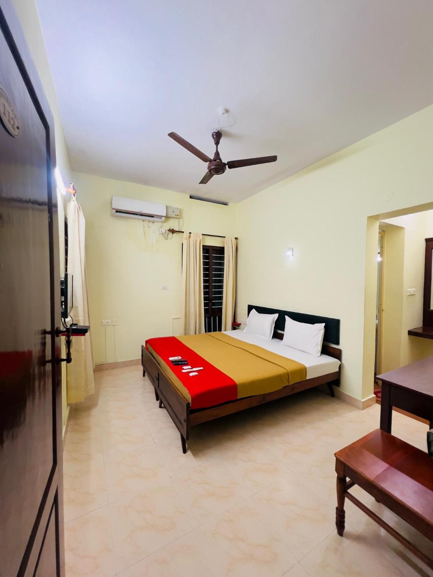 Hotel Sunday - Townhouse Club Airport Trivandrum Thiruvananthapuram Buitenkant foto