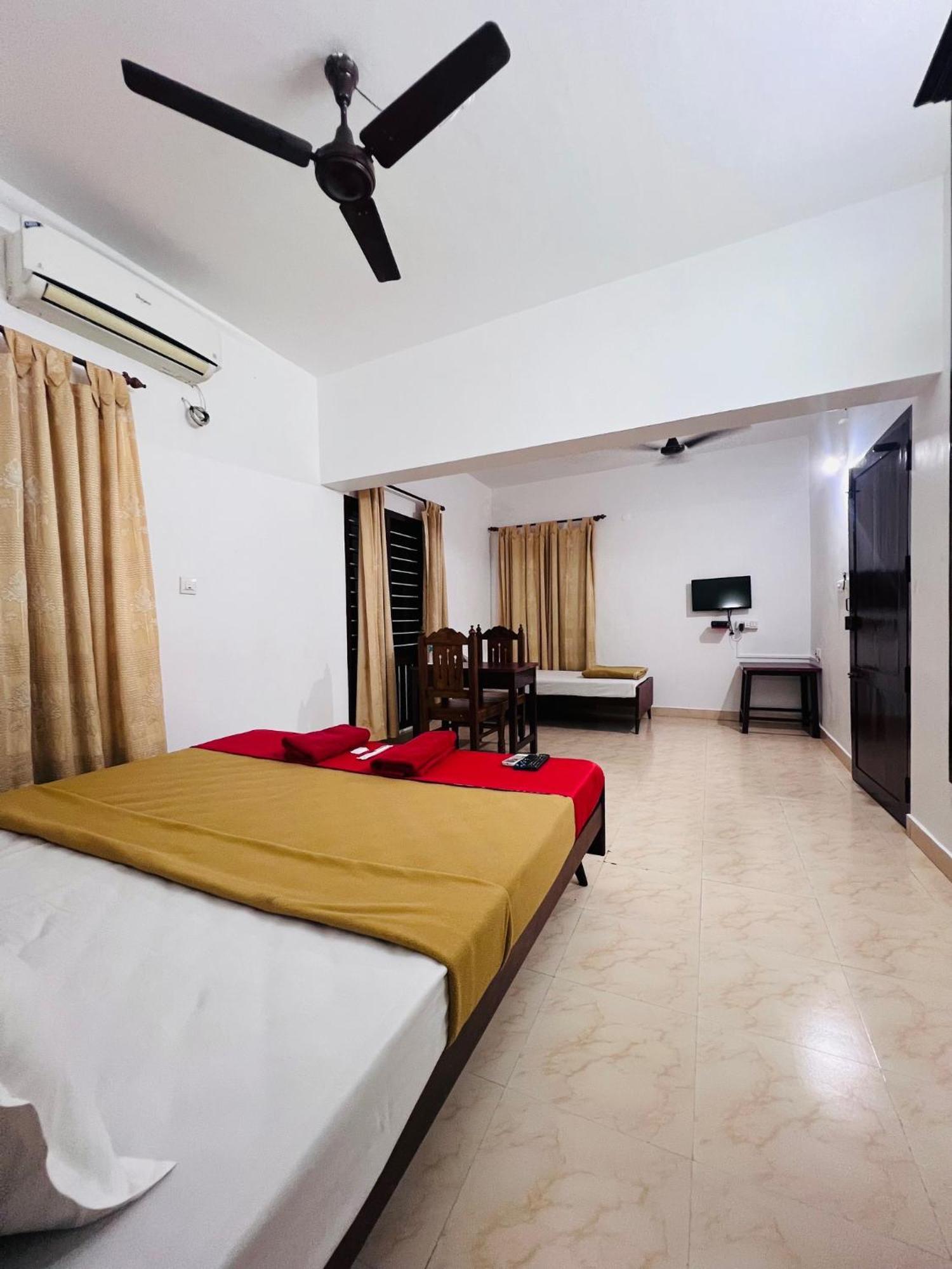 Hotel Sunday - Townhouse Club Airport Trivandrum Thiruvananthapuram Buitenkant foto